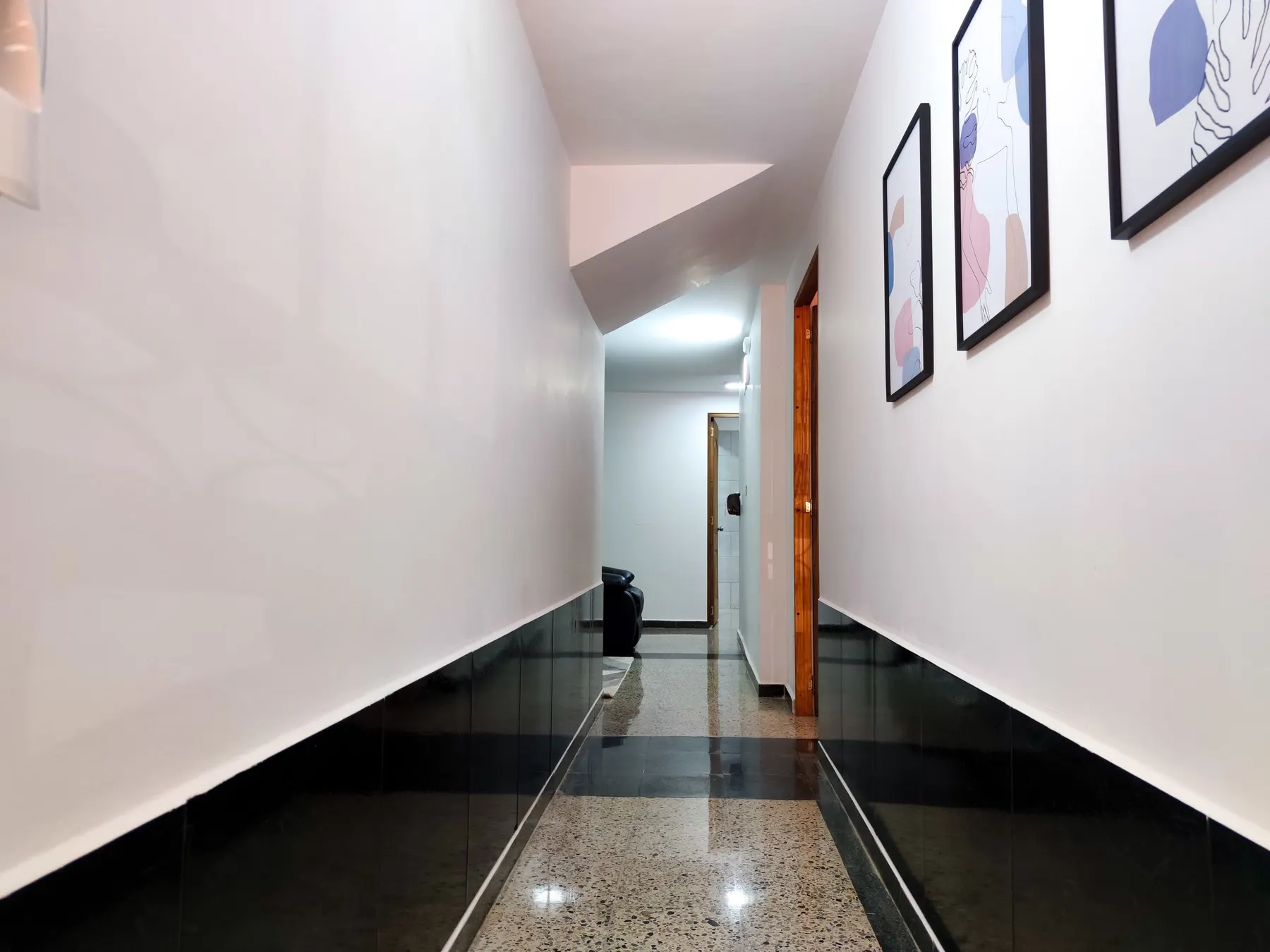 Couloir lumineux reliant les chambres de la maison de convalescence