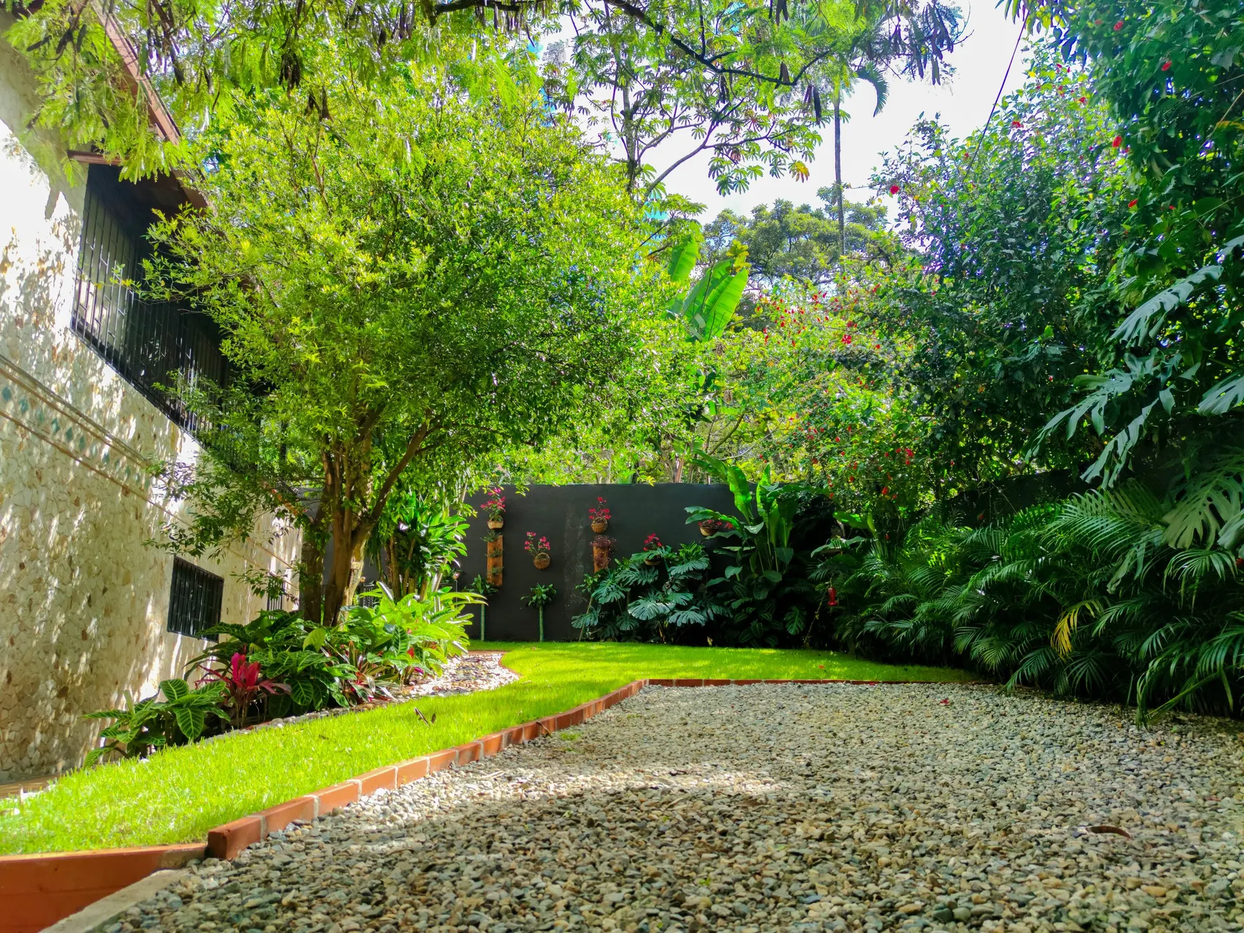 Allée et pelouse du jardin derrière la maison de convalescence