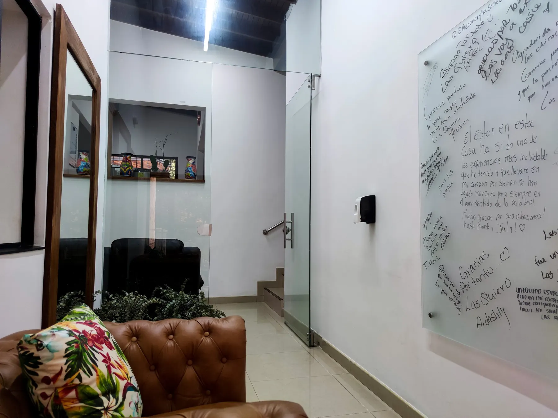 Salon avec un canapé et un fauteuil en cuir à la maison de convalescence