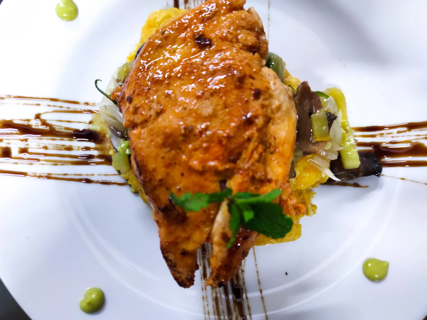 Poulet dressé avec des légumes et de la sauce