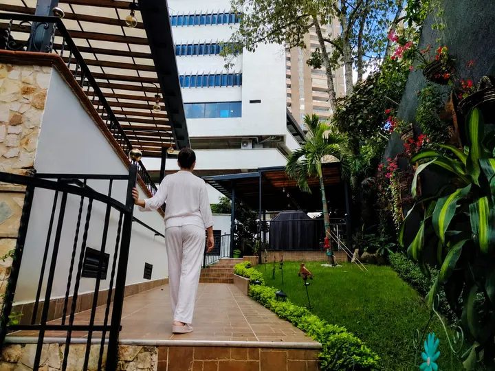 Une patiente qui marche dans le jardin de la maison de convalescence à El Poblado